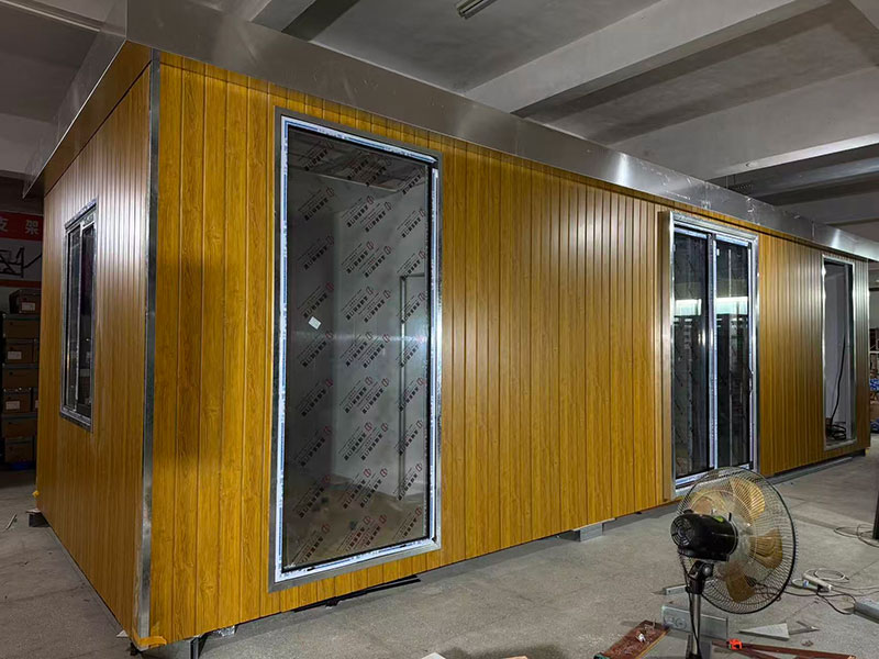Atelier de production occupé pour les commandes de bâtiments modulaires